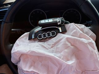 2009 Audi Q5 3.2 Premium - Interior Steering Wheel With Keys Image